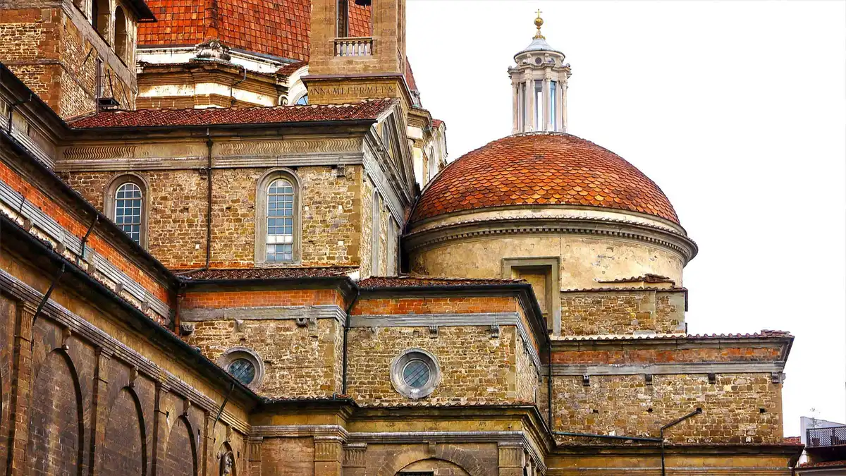 Guide explaining Michelangelo's Medici tombs on a Medici Chapels guided tour in Florence, Italy