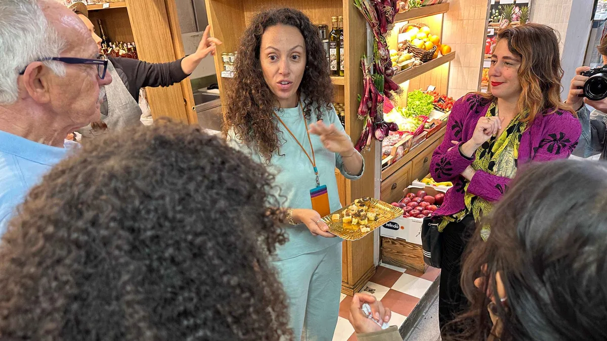 Tasting lampredotto at San Lorenzo Market on a Florence street food tour with wine in Italy