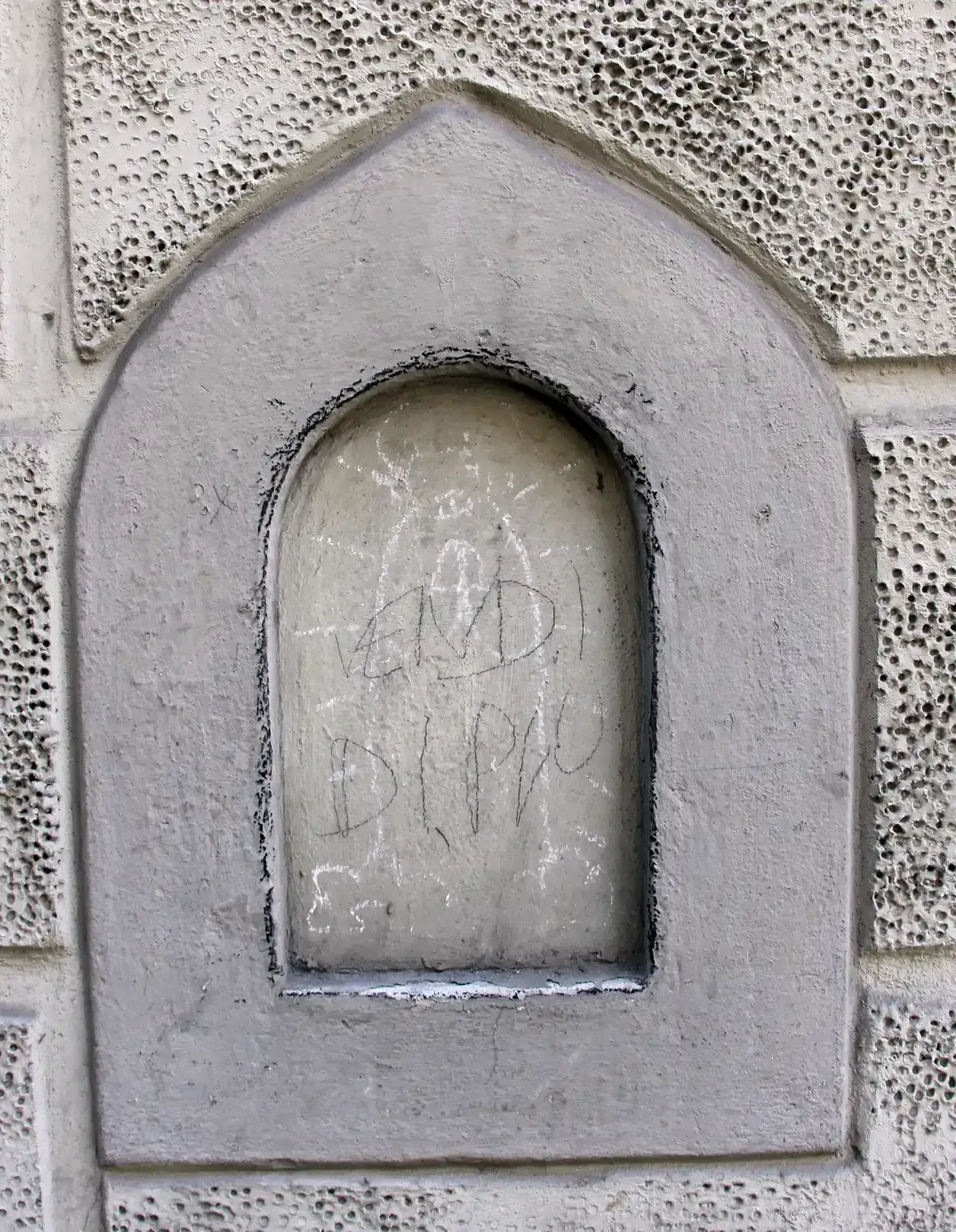 A closed buchetta del vino wine window on Palazzo Baldi in Via Alfani, the kind of stop a Florence food tour points out